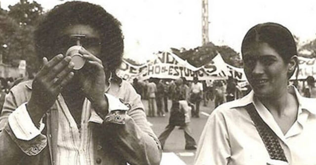 Durante una marcha estudiantil, acompañado de Soledad Bravo 