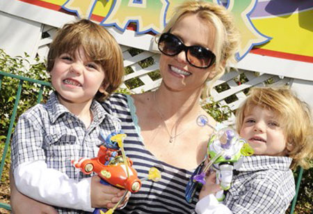 Britney Spears la mama y sus hijos align=