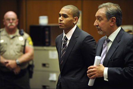 Chris Brown en corte por golpiza a Rihanna align=