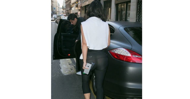 Kim Kardashian justo antes de subir a su vehículo en París