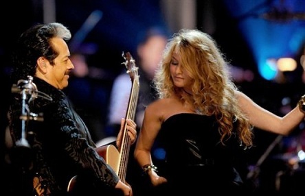 Los Tigres del Norte lanzan sencillo a d�o con Paulina Rubio