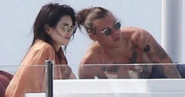 Harry Styles en el mar junto a Kendall Jenner