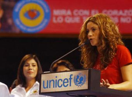 Shakira recibe premio de UNICEF align=