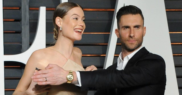 Behati Prinsloo y Adam Levine