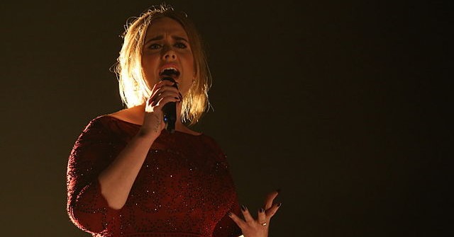 Adele explica su desafinación durante los Grammy [VIDEO]