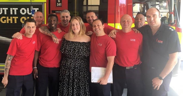 Adele visita bomberos tras incendio