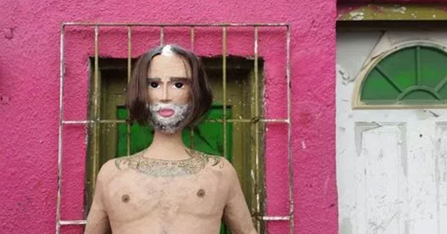 Crean piñata inspirada en la foto viral de Alejandro Fernández