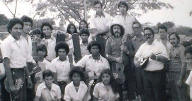 Ali Participando en una jornada de donación de instrumentos musicales