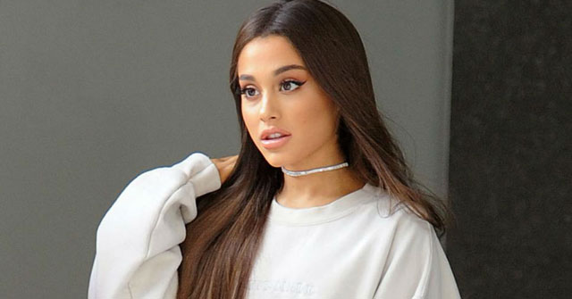 Ariana Grande casi se cae en la presentación de 