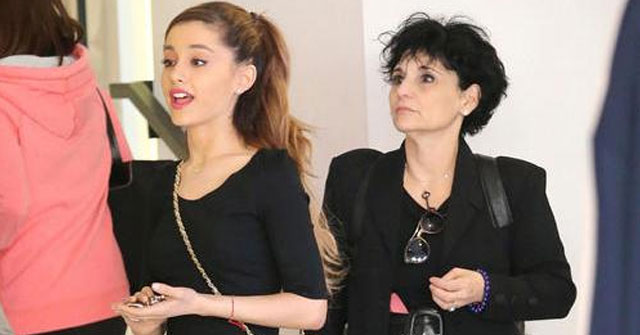 Madre de Ariana Grande refugió fans en el camerino 