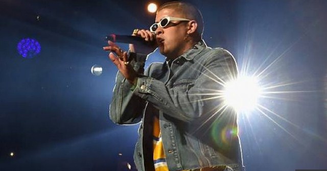 ¡NO AGUANTÓ! Bad Bunny terminó su show acostado en el escenario (+VIDEO)