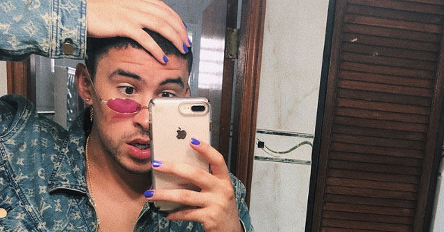 Bad Bunny con las uñas pintadas de morado