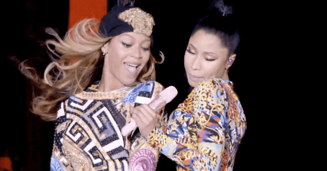 Beyonce y Nicki Minaj fueron criticadas en las redes sociales por botar champán en su nuevo videoclip 