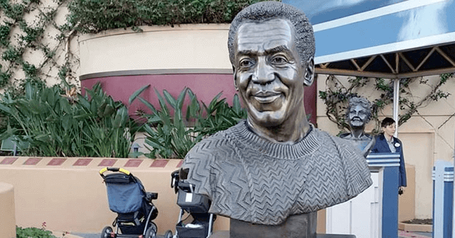 ¡Por abusador! Disney retira busto de Bill Cosby