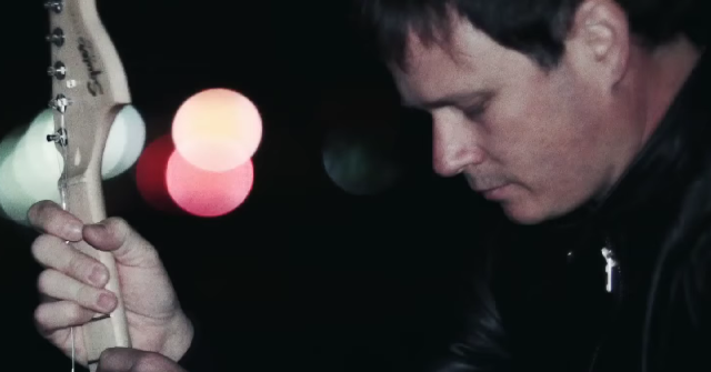 Tom DeLonge pulverizó su pasado con Blink-182 en su nuevo vídeo