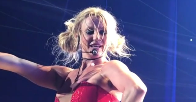 Britney Spears se lleva buen susto durante concierto (+VÍDEO)