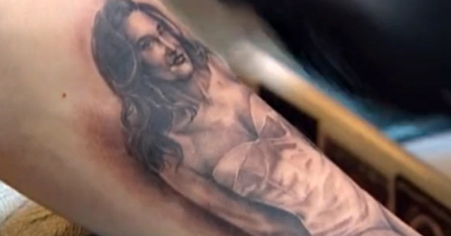 ¡Que fuerte! Un hombre se hace un tattoo con imagen de Caitlyn Jenner [FOTO]