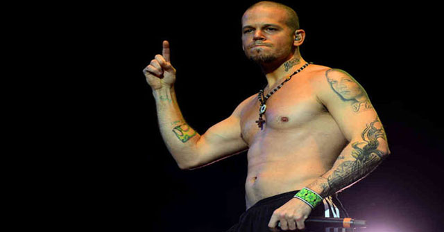 El vocalista de Calle 13, René Pérez, golpeó a un fan en el Festival Vive Latino