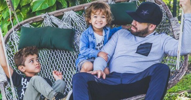 Esposa de Nacho publica fotografía de él junto a sus hijos | FOTO
