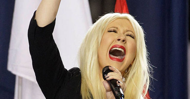 Christina Aguilera no supo cantar el himno nacional de EEUU en el Super Bowl