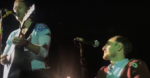 Chris Martin sube al escenario a joven