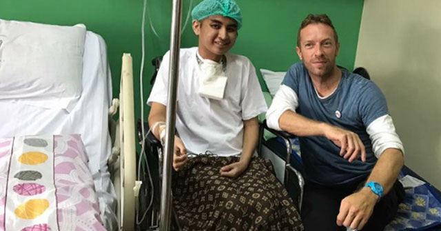 Chris Martin de Coldplay visita a un fanático enfermo