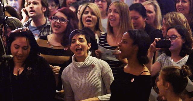 La coral canadiense Choir! Choir! Choir! rindió un emotivo tributo a David Bowie