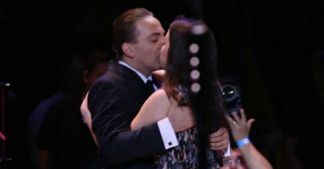 Cristian Castro le pide matrimonio a su novia durante concierto (+VÍDEO)