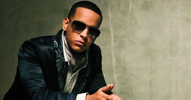 Daddy Yankee canta en intermedio de juego de futbol