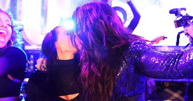 Demi Lovato se besa con su bailarina para recibir el 2018