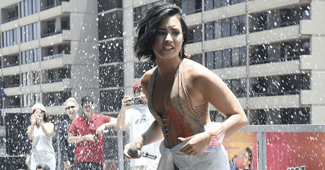 Demi Lovato cae en una piscina en medio de una presentación [VIDEO]