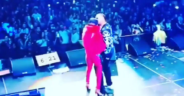 Ivy Queen besa a Don Omar en la boca (+VÍDEO)