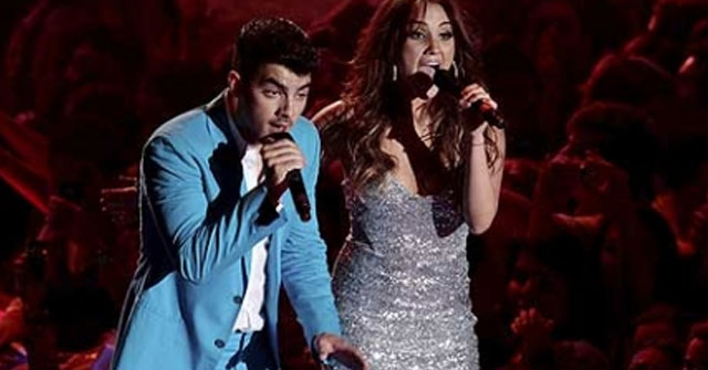 Dulce Maria y Joe Jonas realizan dueto en México