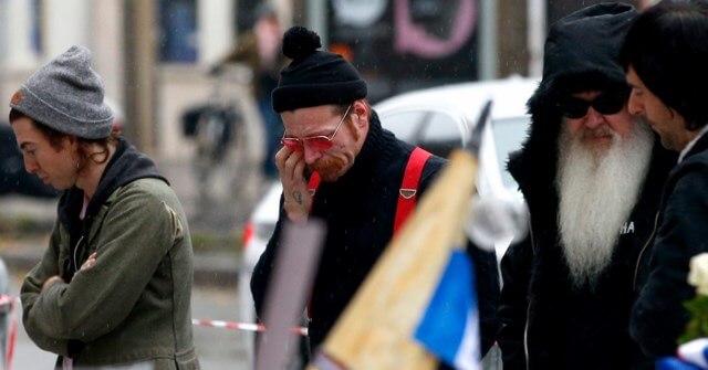 Los integrantes de la banda Eagles of Death Metal no aguantaron el llanto al volver al Bataclán de París