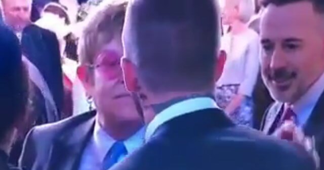 Elton John y David Beckham protagonizan repentino beso en la boda real (+VIDEO)