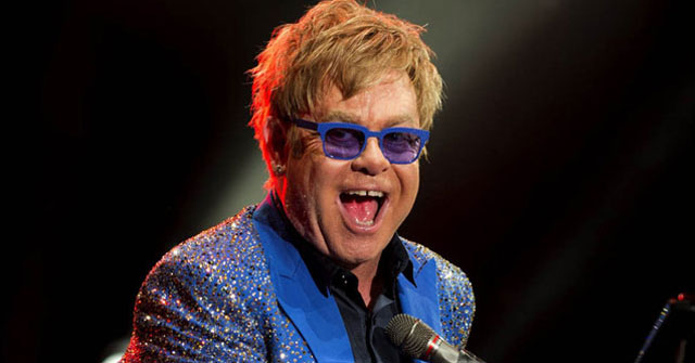 Elton John agradece al Papa Francisco por aceptar homosexuales