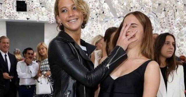 La actriz Jennifer Lawrence cachetea a su colega Emma Watson en París