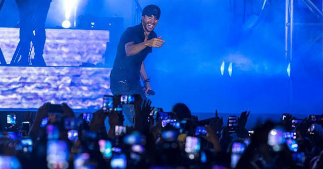 Enrique Iglesias en su concierto en Israel