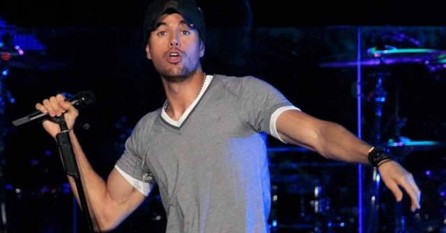 Enrique Iglesias es acusado de dar un concierto estando ebrio | VIDEO