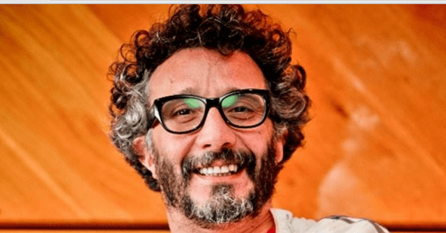 Fito Páez exhibe su cuerpo con sonrisas, vinos y flores [VIDEO]