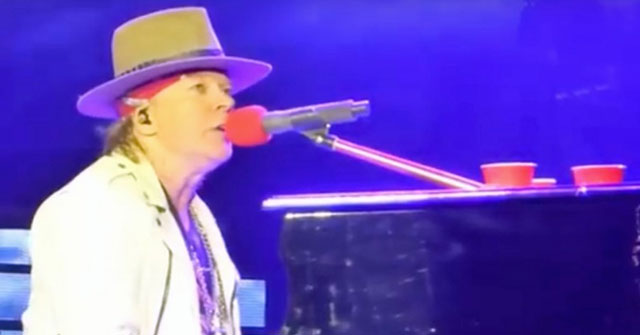 Axl Rose de Guns N' Roses es asustado por un 