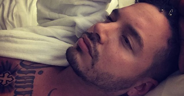 OMG! J Balvin se convierte en tatuador