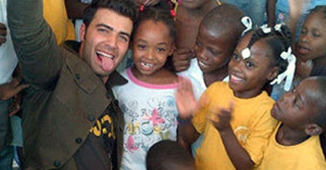 Jencarlos Canela tendiendo una mano a Haití