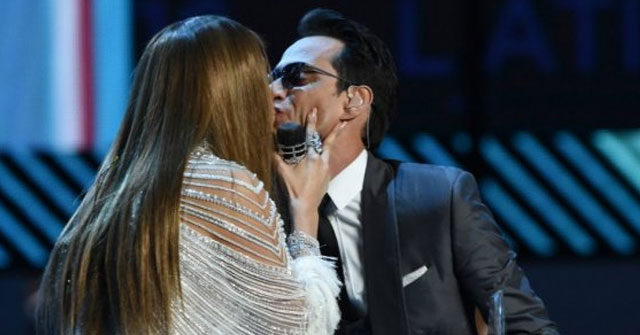 Marc Anthony y Jennifer López se besan en los Latin Grammy 2016