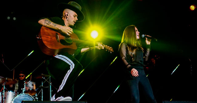  Jesse y Joy cantan en el homenaje a Juane