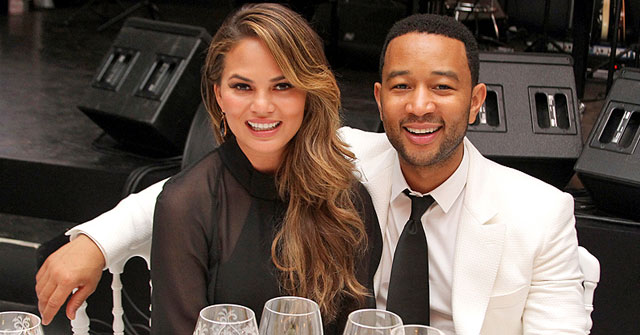 Esposa de John Legend enseña el seno por accidente