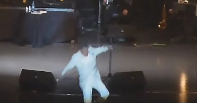 El Principe de la cancion, José José cae del escenario en Queretaro