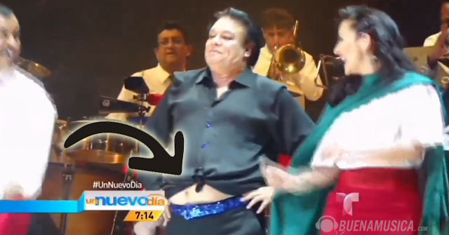 Juan Gabriel orgullosamente muestra su barriga en pleno concierto