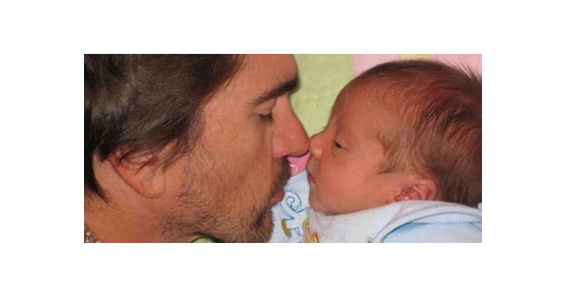 Juanes presenta a su bebe