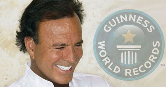 Julio Iglesias recibe el Récord Guinness por ser el latino que más discos ha vendido